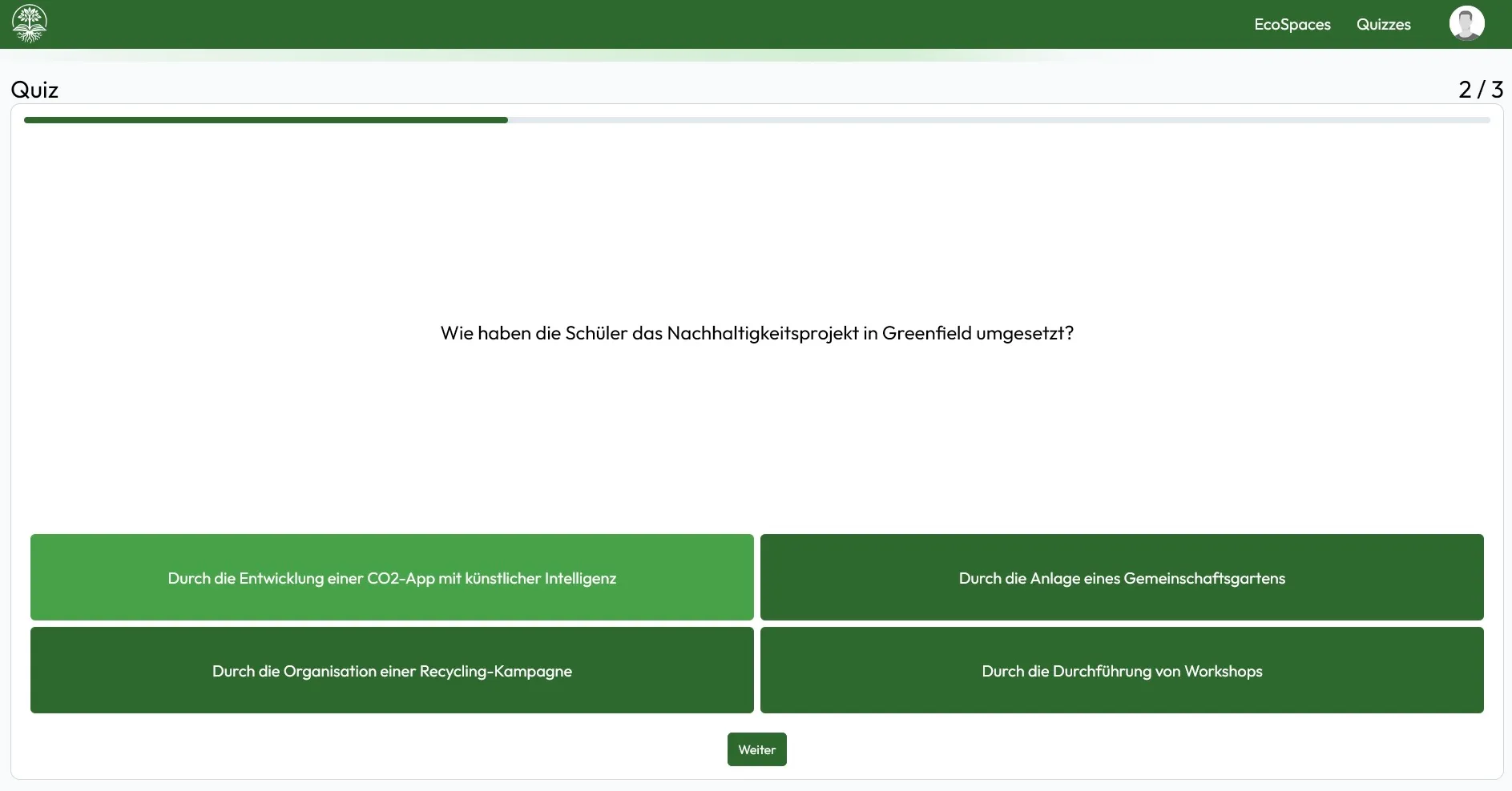 Ein Quiz-Fragebildschirm aus der sustainableeducation-App, der fragt, wie Schüler ein Nachhaltigkeitsprojekt umgesetzt haben, mit vier Multiple-Choice-Optionen.